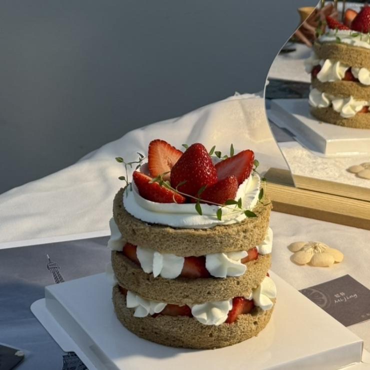 伯爵草莓裸蛋糕